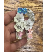 ZİRKON TAŞLI ÇİÇEKLİ PAYETLİ R HARFİ ARMA DİKİŞ APLİKE 7X4 CM