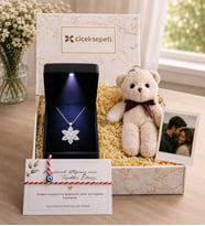 Premium Işıklı Kutuda 925 Ayar Gümüş Baget Taşlı Lotus Çiçeği Kolye & Peluş Ayıcık Anahtarlık & Marteniçka Bileklik & Polaroid Fotoğraf Hediye