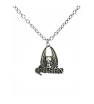 Queen Grubu Logolu Metal Kolye – Gümüş Renk  Unisex Rock Tarzı Retro Aksesuar