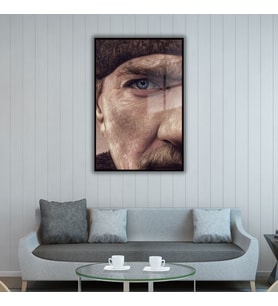 Metal Çerçeveli Cam Tablo Yakın Çekim Atatürk Portresi (Siyah)