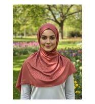 Zebra Desenli Jakarlı Eşarp – Yumuşak Dokulu, Kaymaz, Günlük ve Şık Tesettür Eşarp 100 x 100 cm