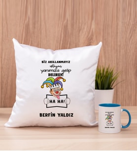 Kişiye Özel Biz Akıllanmayız Tasarım Esprili  Kare Yastık ve Mavi Kupa