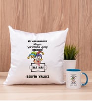 Kişiye Özel Biz Akıllanmayız Tasarım Esprili  Kare Yastık ve Mavi Kupa