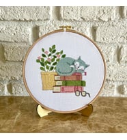 Seretamin Handmade Kedili Kitaplı Kanaviçe Nakışlı Duvar Süsü