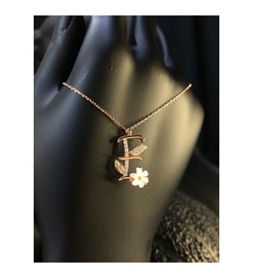 Fleurs Serisi E Harf Rose Renk 925 Ayar Gümüş Sevgiliye - Eşe - Anneye - Arkadaşa Kolye
