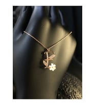 Fleurs Serisi E Harf Rose Renk 925 Ayar Gümüş Sevgiliye - Eşe - Anneye - Arkadaşa Kolye