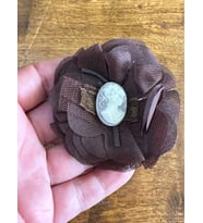 TÜLLÜ KADIN GÖRSELLİ TASARIM ÇİÇEK BROŞ TÜRBAN YAKA İĞNESİ 7X7 CM (Kahverengi)