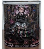 Monster High Draculaura Vampire Heart Doll in Extravagant Gothic Black Ballgown with Elegant Headpiece and Accessories (Siyah)