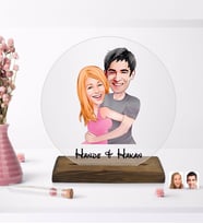 BK Gift Kişiye Özel Sevgililer Karikatürlü Yuvarlak Ahşap Standlı Biblo-86