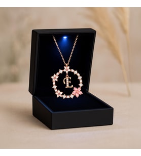 Işıklı Kutuda Harfli Bahar Işıltısı Rose Gümüş Kolye