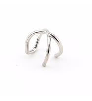PARLAK GÜMÜŞ RENKLİ EARCUFF KULAK KELEPÇESİ ÇAPRAZ SARMAL EX089
