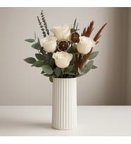 Çalış vazoda beyaz gül