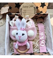 İsme Özel Bebek Hediye Seti – Pembe Tavşan Patik & Amigurumi Tavşan Diş Kaşıyıcı Çıngırak🎀🍼 (Pudra Pembe)
