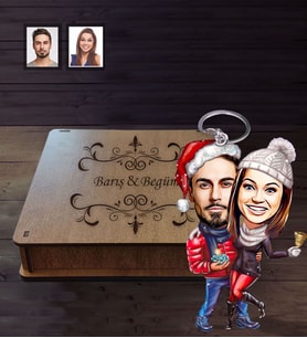 Kişiye Özel Yılbaşı Sevgili Karikatürlü Ahşap Anahtarlık Kutulu Model-4