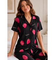 Siyah Çilek Desenli Kısa Kollu Gömlek Yaka Milan Kumaş Kadın Pijama Takımı