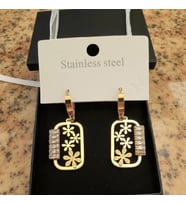 Kadın Baget Taşlı Çelik Küpe (Altın)