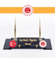 Adalet Bakanlığı Logolu Türk Bayraklı Masa İsimliği Bayrak Logolu Elit Kristal Ofis Masaüstü İsimlik