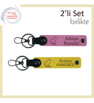 Tatlı Patilere Yakışır Kombin, Kedili Desenli, İsme Özel Deri Anahtarlık, Pembe-Sarı