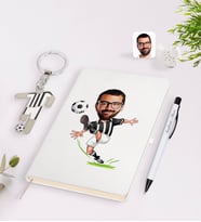 BK Gift Kişiye Özel Siyah-Beyaz Futbolcu Karikatürlü Defter Kalem ve Formalı Metal Anahtarlık Seti Model 1