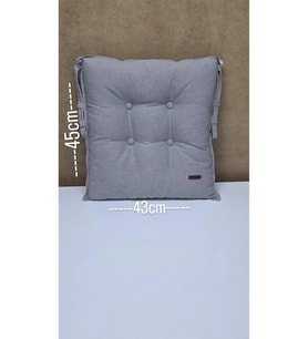 Paket içeriği 4 adetdir. Gri üstu beyaz noktalı düğmeli minder