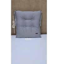 Paket içeriği 4 adetdir. Gri üstu beyaz noktalı düğmeli minder
