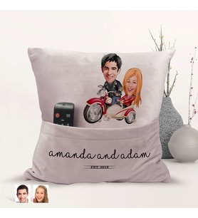 BK Gift Kişiye Özel Sevgililer Karikatür Tasarımlı Organizer Kumanda ve Atıştırmalık Cepli Pembe Kırlent Yastık-12 Arkadaşa Hediye, Cepli Yastık