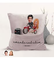 BK Gift Kişiye Özel Sevgililer Karikatür Tasarımlı Organizer Kumanda ve Atıştırmalık Cepli Pembe Kırlent Yastık-12 Arkadaşa Hediye, Cepli Yastık