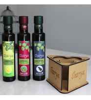 İzorya 3'lü Stantlı Çeşnili Zeytinyağı Seti Kekikli, Limonlu ve Biberiyeli Zeytinyağı Seti 3×250 ml Lazer Kesim Stantlı