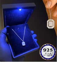 Işıklı Premium Kutusunda 925 Ayar Gümüş Baget Taşlı Kolye
