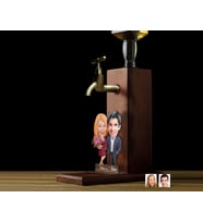 BK Gift Kişiye Özel Sevgililer Karikatürlü Musluklu Ahşap Viski Standı-25, Viski Çeşmesi, Doğum Günü Hediyesi, İçecek Dispenseri