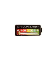 SPELT My Social Battery Hareketli Rozet Pin Broş Siyah