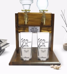 BK Gift Kişiye Özel Renkli Baskılı Dik Bir Yokuşsun Tasarımlı İkili Rakı Bardağı ve Çift Musluklu Doğal Ahşap Rakı Standı-1 (Model 1)