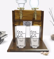 BK Gift Kişiye Özel Renkli Baskılı Dik Bir Yokuşsun Tasarımlı İkili Rakı Bardağı ve Çift Musluklu Doğal Ahşap Rakı Standı-1 (Model 1)