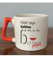 Hiçbir Şeye Üzülme Senin Burnun Güzel Baskılı Turuncu Kulplu D Kupa