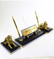 Kişiye Özel Tasarım Çift Aslan Gold Premium Cam Masaüstü Çift Kalemli İsimlik - Çift Aslan İsimlik Hediye Aslanlı İsimlik