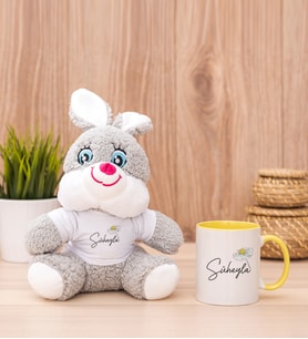 Kişiye Özel Papatya Tasarımlı İsimli Peluş Tavşan ve Sarı Kupa