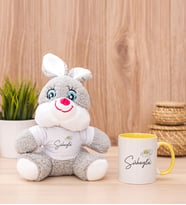 Kişiye Özel Papatya Tasarımlı İsimli Peluş Tavşan ve Sarı Kupa