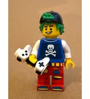 Orjinal Lego Minifigür Pirates Fan Boy With Gamepad (Çok Renkli)