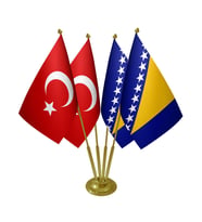 Masa Üstü Bosna Hersek Bayrağı Türk Bayrağı Dörtlü Pirinç Direk Masa Bayrak Seti
