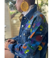 ÖZEL TASARIM EL BOYAMASI DESENLİ OVERSIZE DENİM KOT CEKET – KADIN (İndigo Mavi)