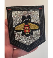 9X7 CM ÜTÜ İLE YAPIŞAN ARI TAŞLI APOLET ARMA YAMA APLİK