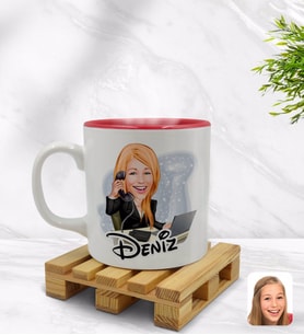 BK Gift Kişiye Özel Kadın Asistan Karikatürlü İçi Kırmızı Renkli Kupa Bardak Model 1
