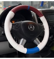 DİKİŞLİ DİREKSİYON KILIFI BORDO / MAVİ / BEYAZ DERİ MAVİ YÜZÜK SİYAH DİKİŞLİ MERCEDES SPRİNTER