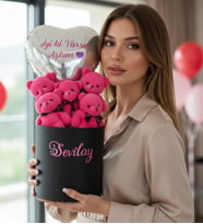 Kişiye Özel İsim Yazılı Lüks Kutuda Peluş Fuşya 5'li Ayıcık Buketi – Mesajlı Kalpli Gümüş Folyo Balonlu Kıza Eşe Sevgiliye Hediye