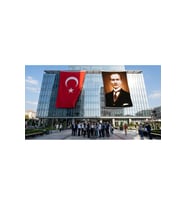 Sivil Takım Elbiseli Mustafa Kemal Atatürk Bayrak ve Türk Bayrağı Premium Raşel Kumaş 2'li Set 10x15 metre ATA22