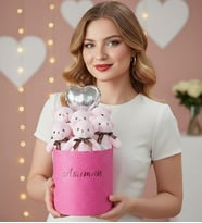 Sevgiliye Özel İsim Yazılı Pembe Peluş Ayıcık Buketi – Kalpli Balonlu Premium Silindir Kutuda Şık ve Romantik Hediye Seti