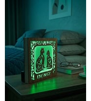 Kişiye Özel İsimli Kedi Figürlü LED Gece Lambası – Dekoratif Ahşap Çerçeve 14x14 cm