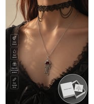Gotik Denizanası Figürlü Unisex Kolye – Kırmızı Taş Detaylı Alternatif Stil Kolye