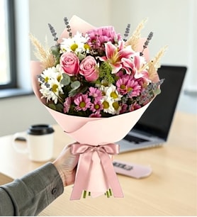 Pembe Bukette Lilyumlar ve Papatyalar