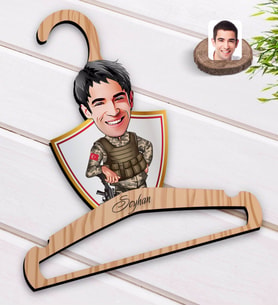 BK Gift Kişiye Özel Asker Karikatürlü Standart Boy Ahşap Elbise Askısı-2